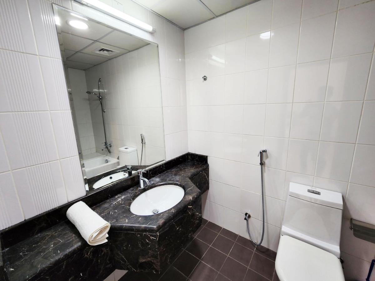 Rh- Modern Elegance 2br, Prime Location, Walk To Mall Appartement
