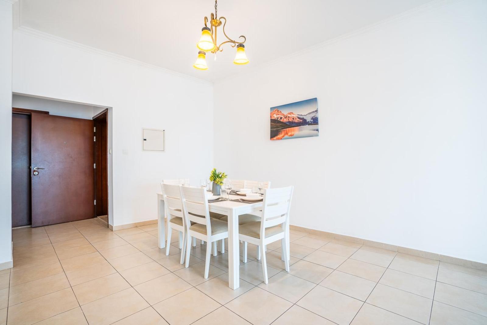 Rh- Modern Elegance 2br, Prime Location, Walk To Mall Appartement *